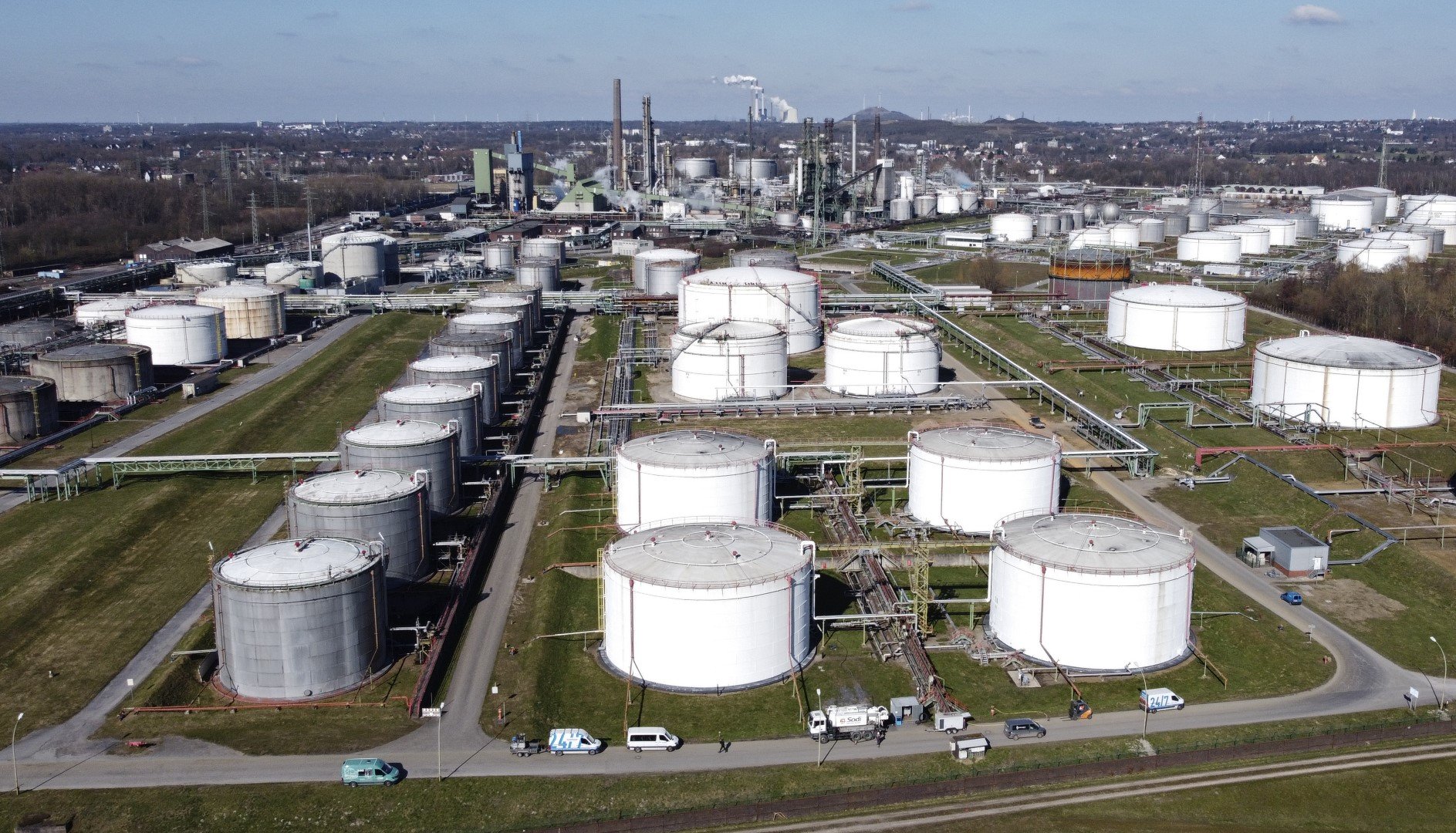 Резервоари в петролната рафинерия на BP в Гелзенкирхен, Германия. Цените на суровия петрол растат, както в Европа, така и в САЩ и останалите страни по света. Няма изгледи за спад