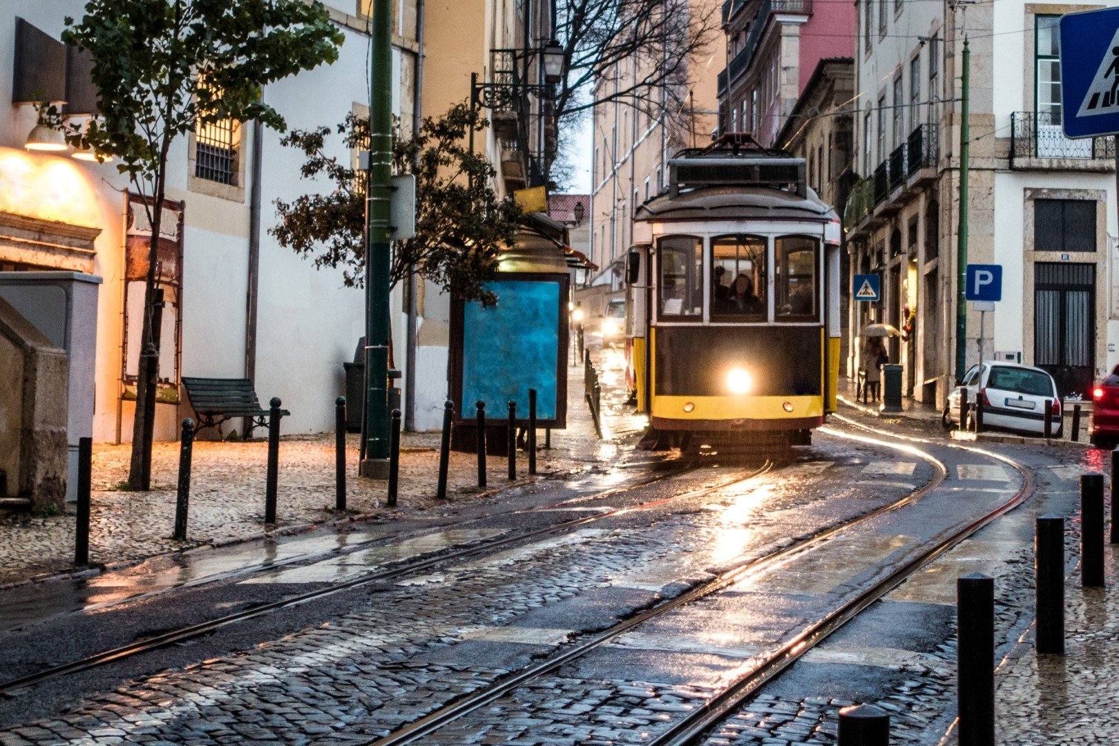 Дори и дъждовни, улиците на Лисабон през ноември са магнит за туристите, които не обичат тълпи