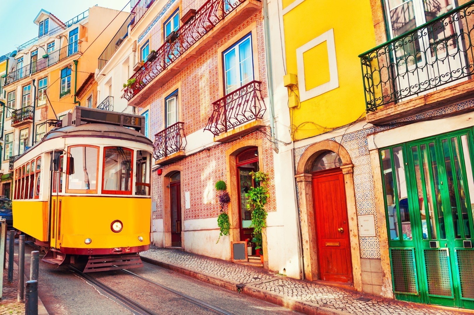Лятото е перфектно за разходки из улиците на Лисабон и за екскурзии до близките интересни градчета и плажове
