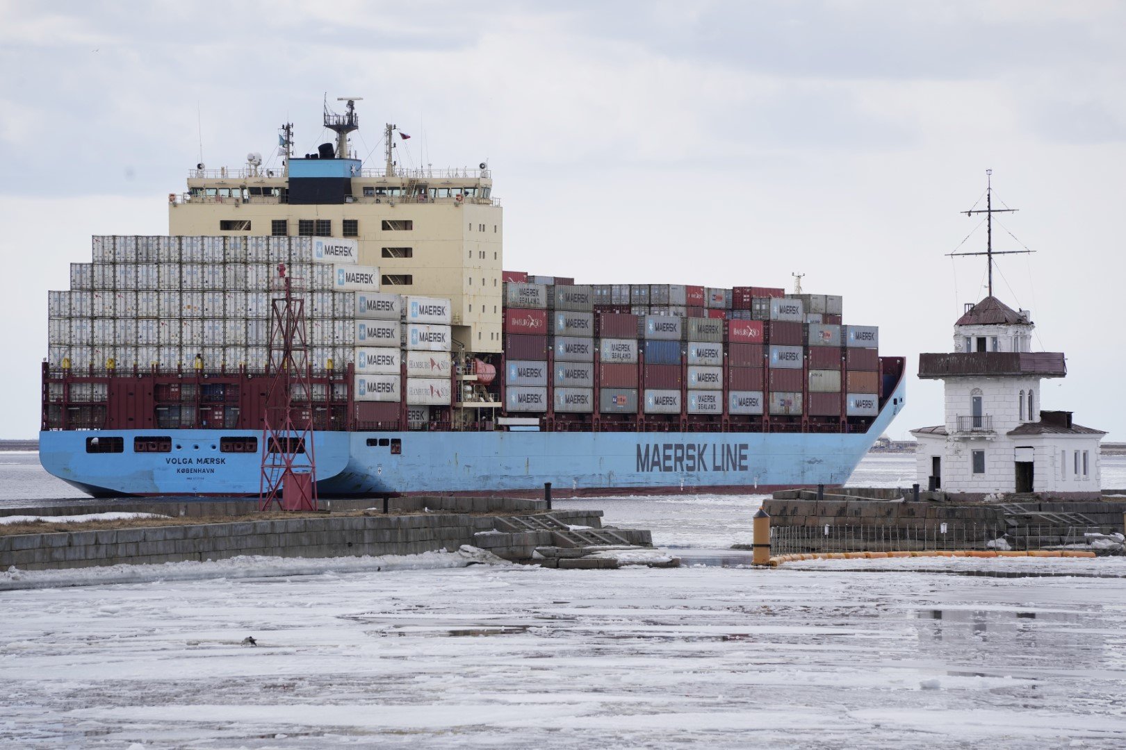 Контейнеровозът Волга Мерск (Volga Maersk) минава покрай град Кронщат, след като напуска морското пристанище Санкт Петербург, Русия, понеделник, 4 април 2022 г.