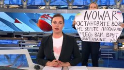 Осъдиха задочно руската журналистка Марина Овсянникова заради плаката "Спрете войната" 