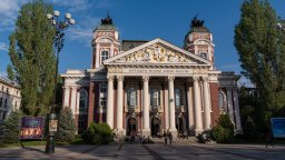 49 актьори от Народния театър искат оставката на проф. Минеков с писмо до президента