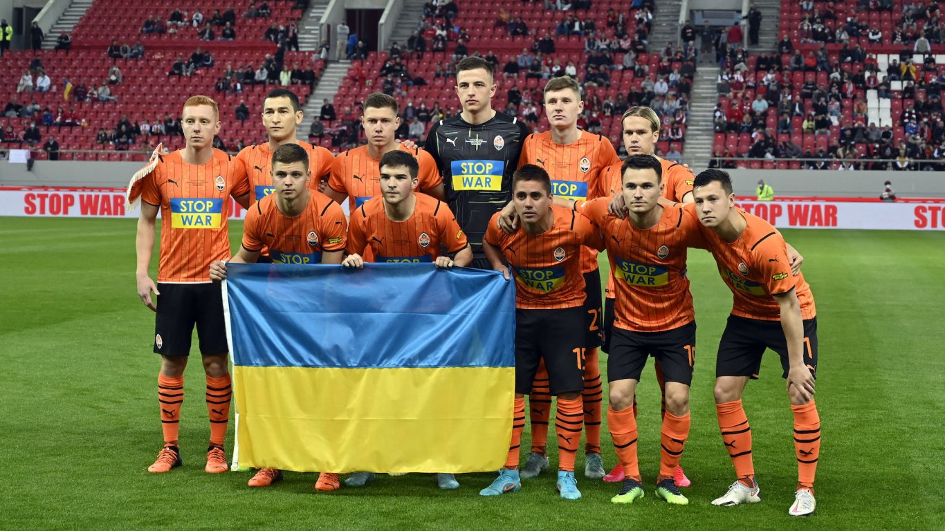 Подновяват футболното първенство в Украйна с бомбоубежища на стадионите