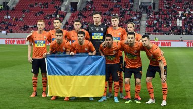 Подновяват футболното първенство в Украйна с бомбоубежища на стадионите