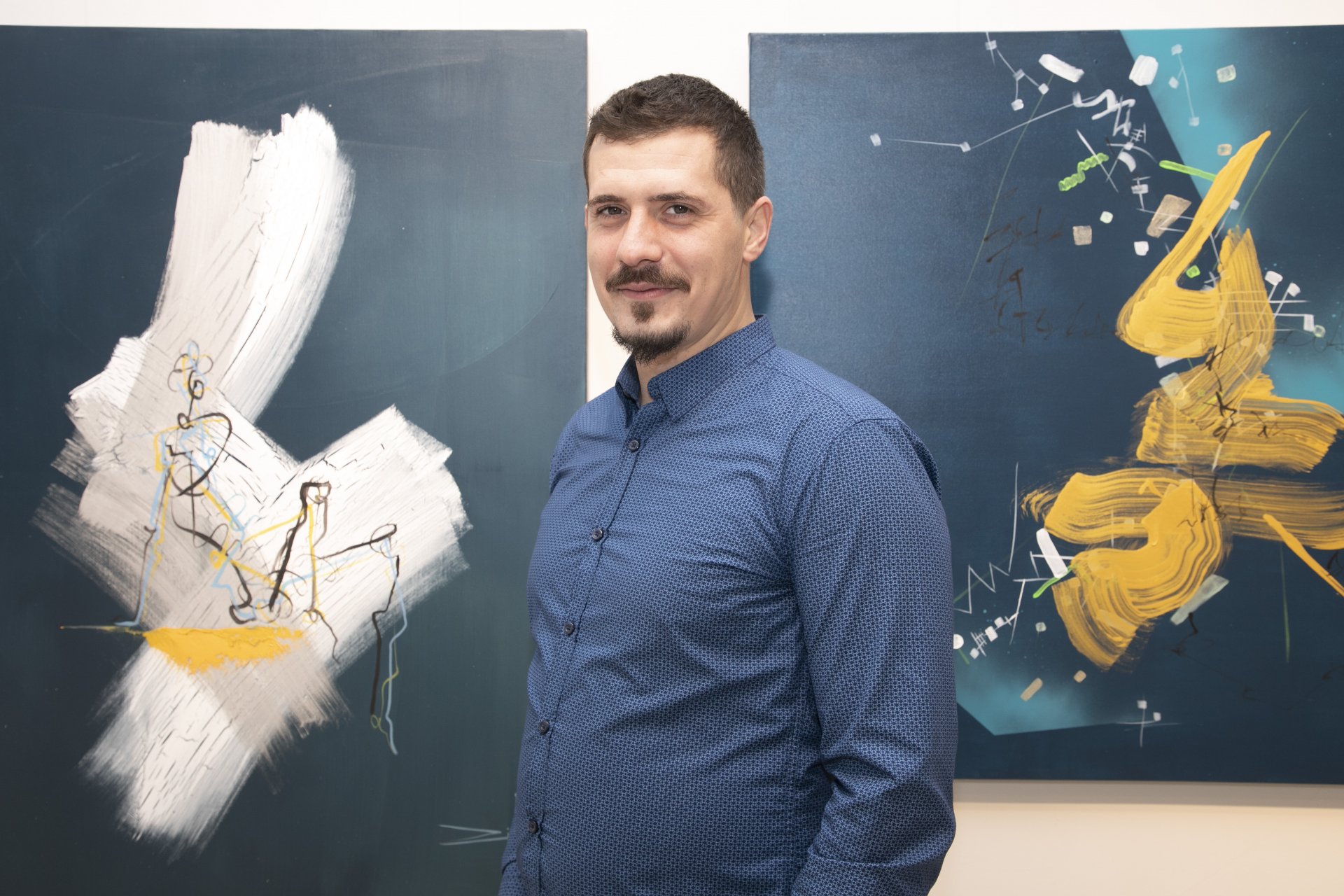 Стоян Зиков по време на изложбата "Антиматерия"