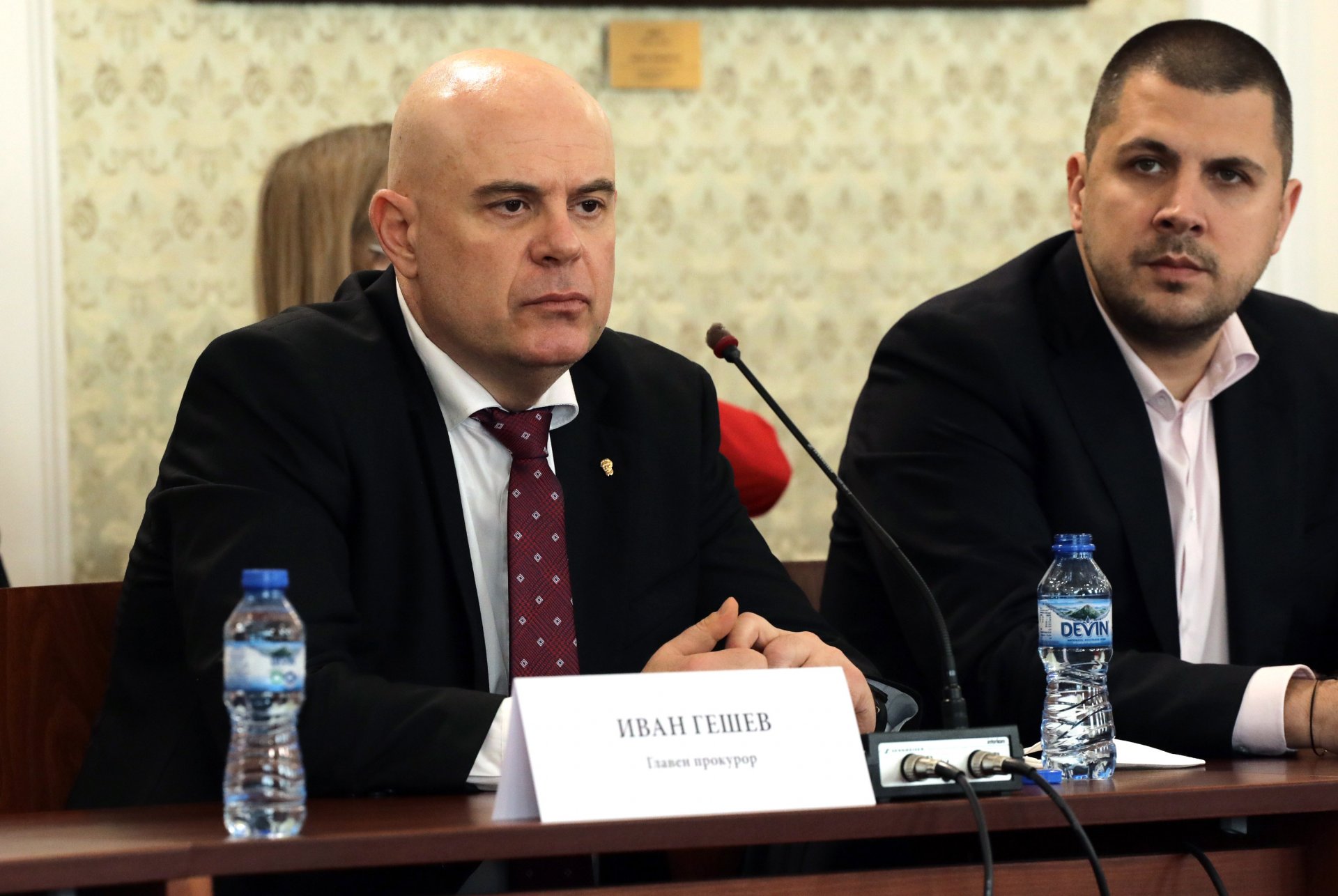 На снимката: председателят на комисията Милен Матеев (втори отляво)