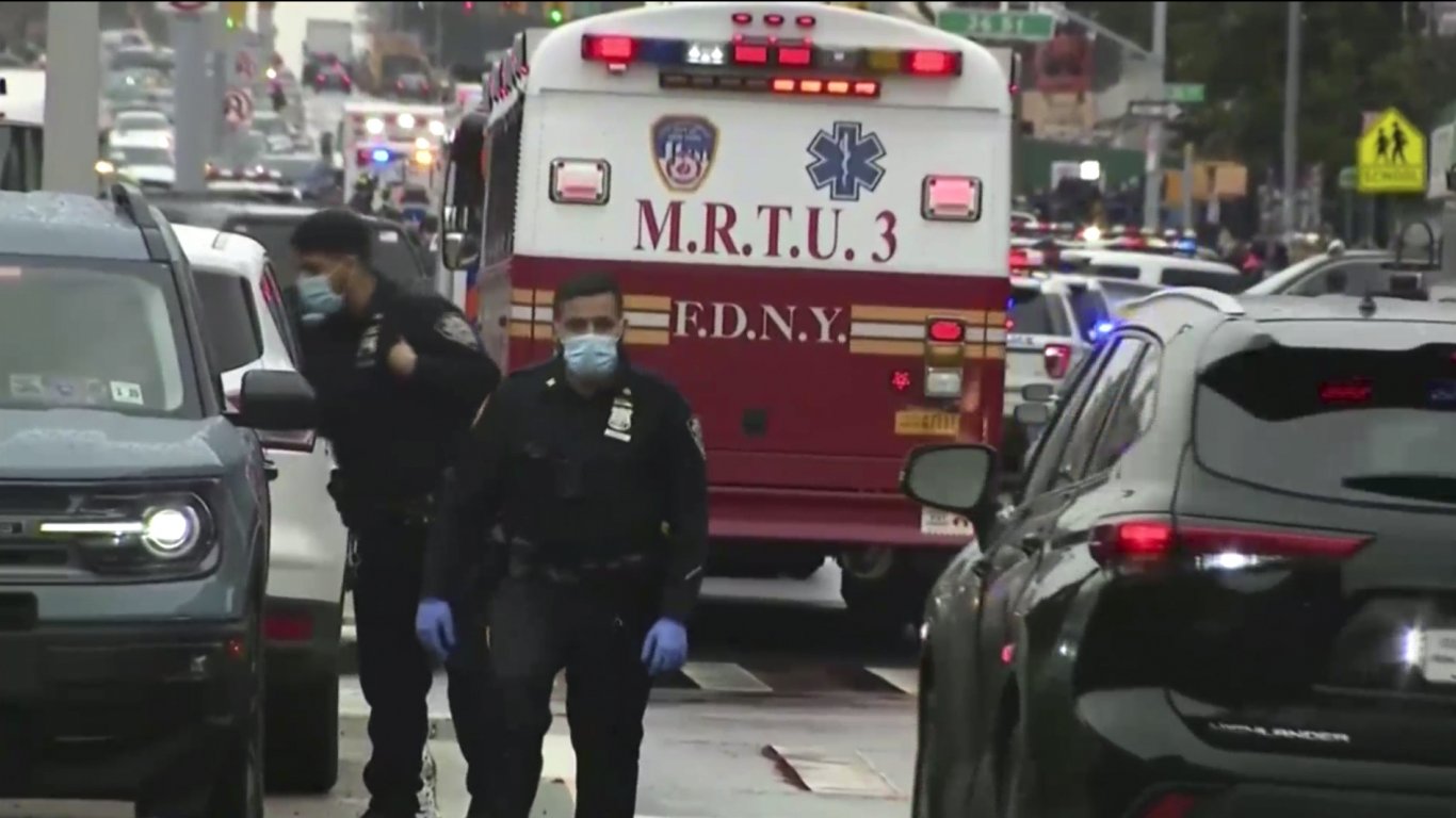Стрелба и открити взривни устройства в метрото в Бруклин, има ранени и убити (видео)