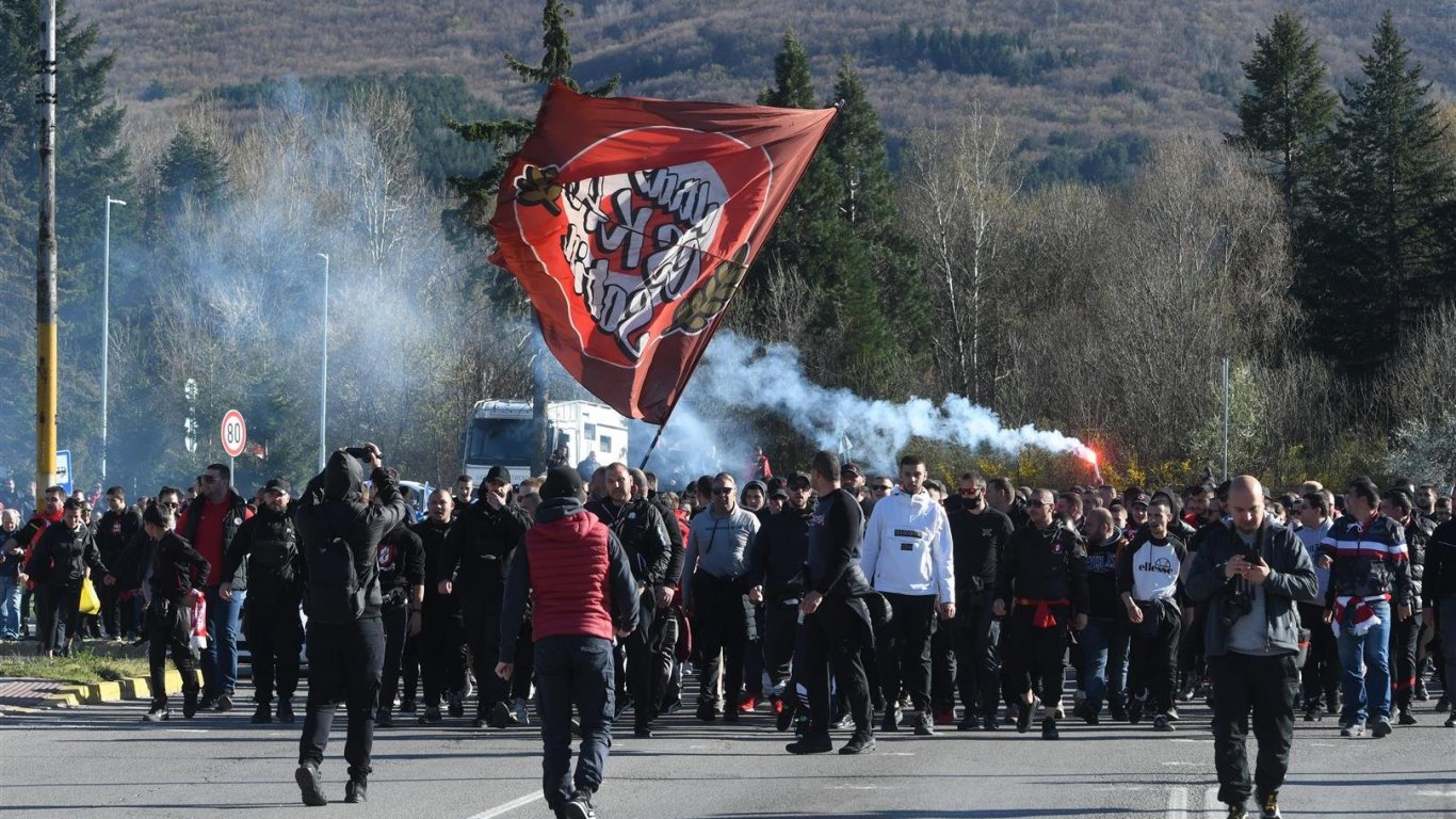 Блокада: Феновете на ЦСКА с протестно шествие из София срещу БФС
