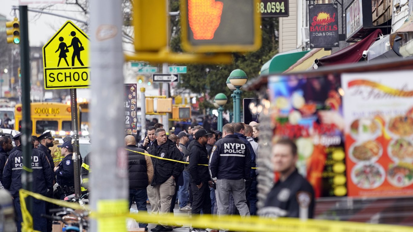 Чернокож е нападателят в метрото в Ню Йорк, 10 души е прострелял (снимки и видео)