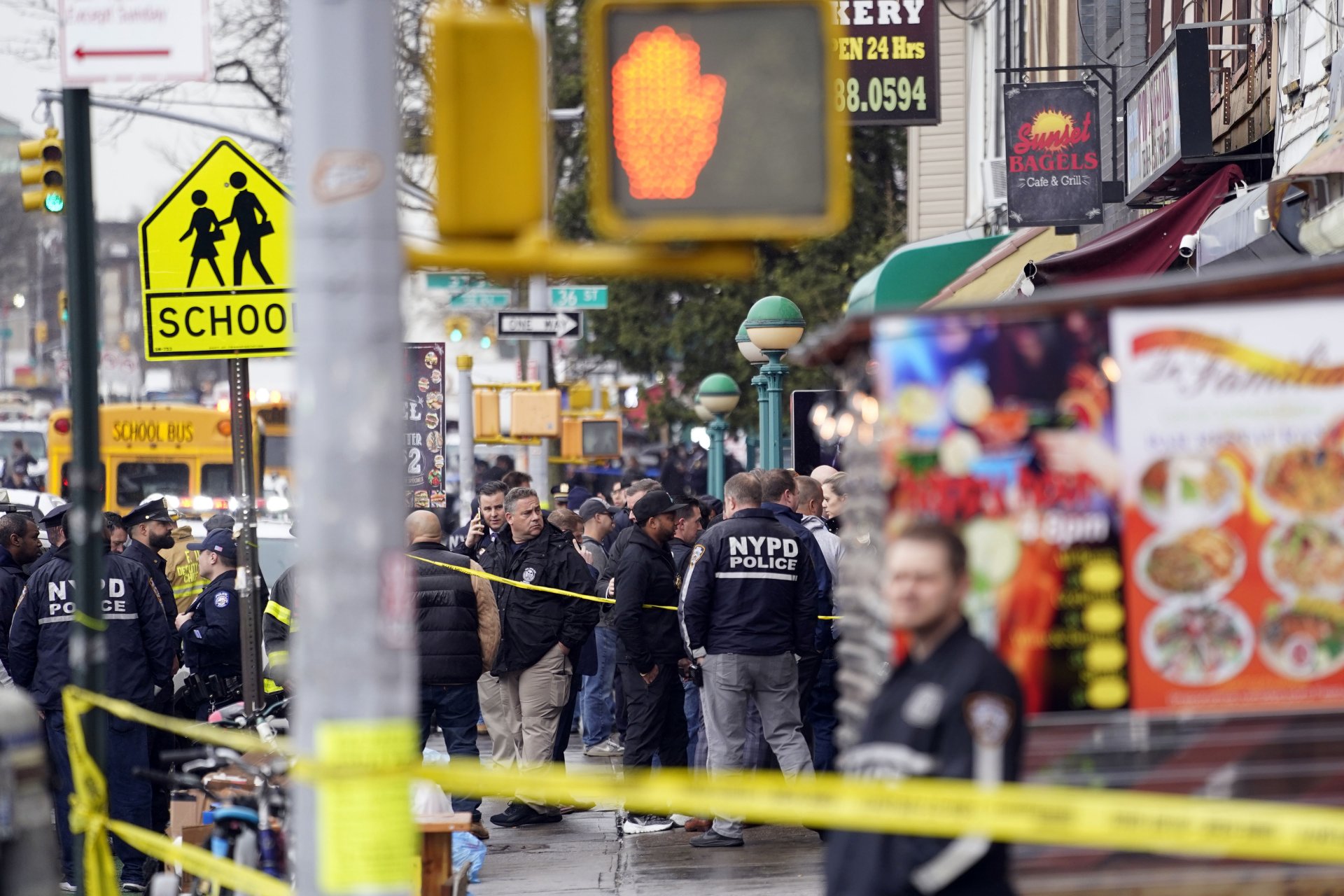 Пред метроспирката в Бруклин, къзето бе извършена атаката от чернокож стрелец