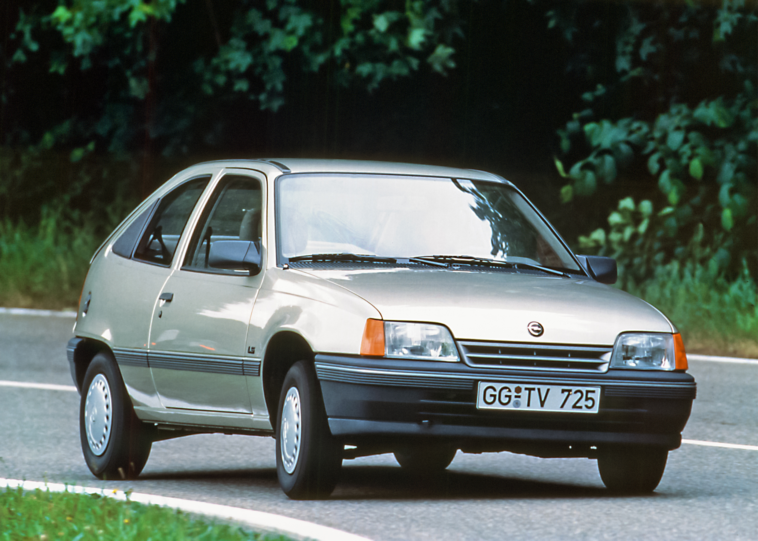 30-годишен Opel Kadett срещу нов VW Polo GTI (видео)
