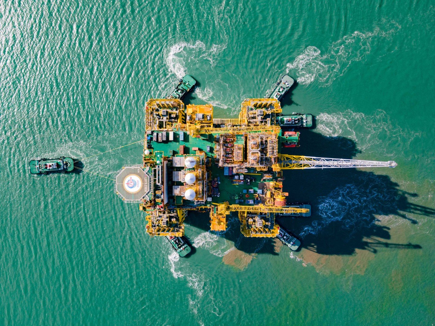 Най-големият офшорен производител на петрол и газ в Китай - държавната CNOOC Ltd. (China National Offshore Oil Corporation)