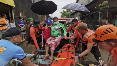 Най-малко 120 души загинаха при наводнения във Филипините (снимки и видео)