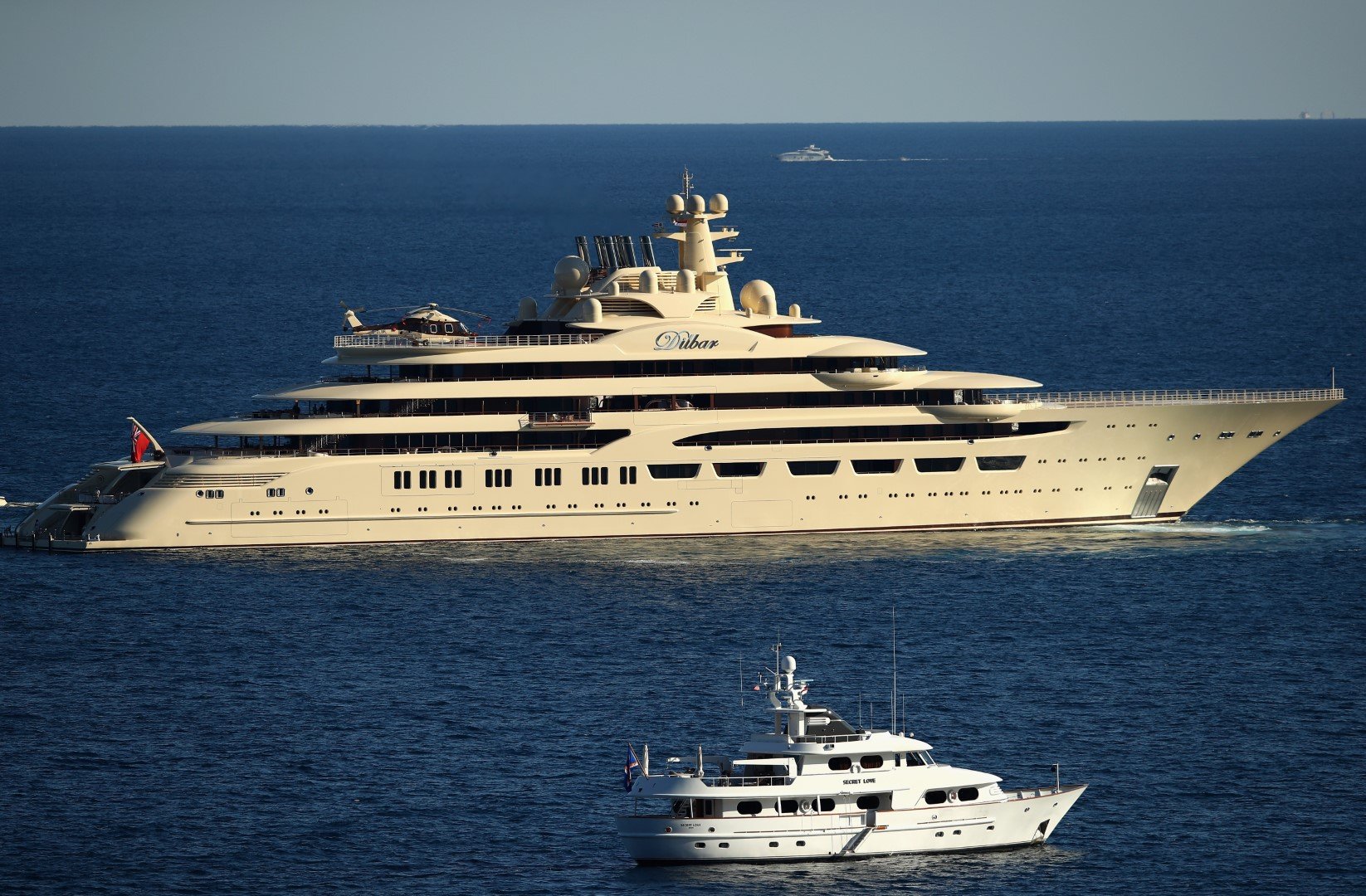 Най-голямата яхта в света - The Dilbar, на Алишер Усманов, плава от Monte Carlo Country Club в петия ден от Monte Carlo Rolex Masters в Спортния клуб в Монте Карло, Монако, на 20 април 2017 г.