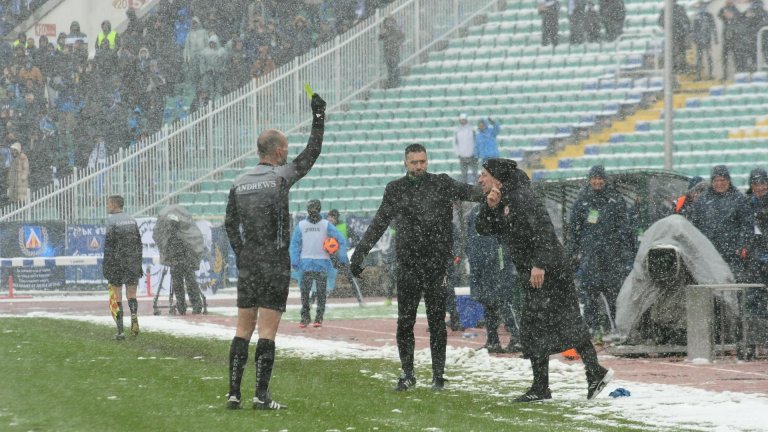 Вечното дерби ще е без Младенов и Стоилов, но временно или постоянно?