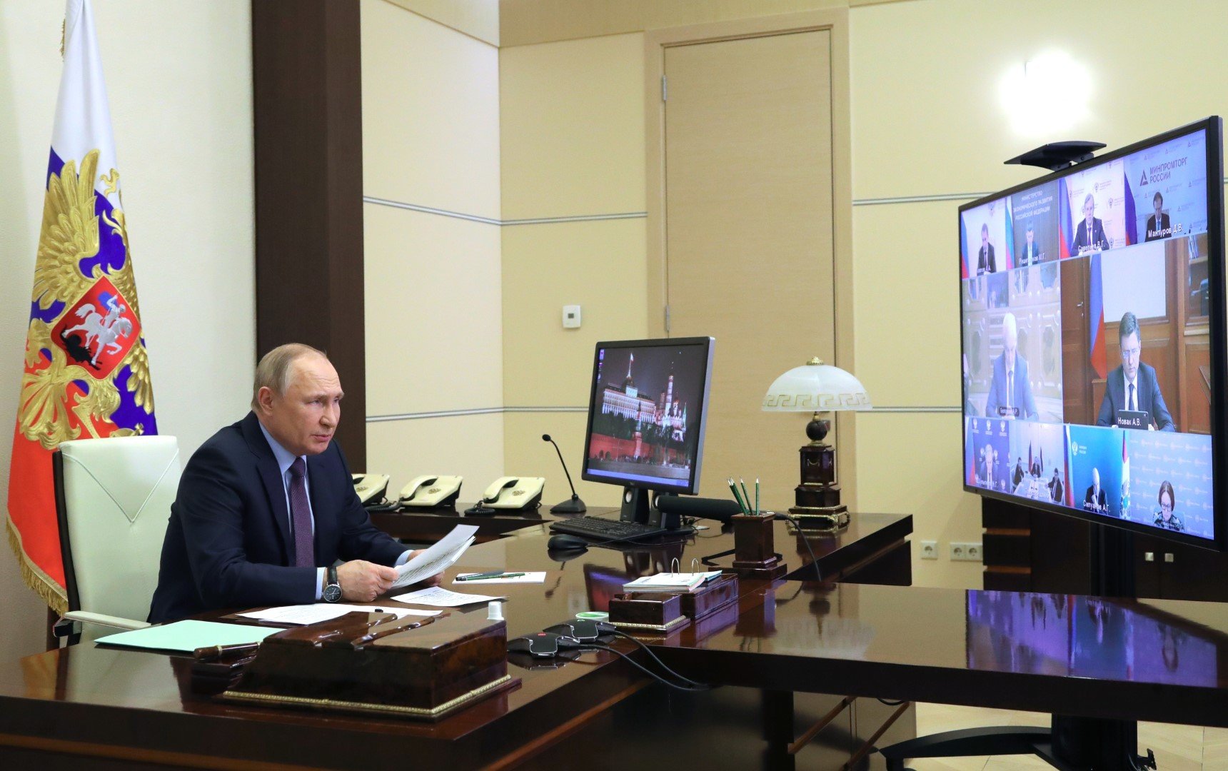 Руският президент Владимир Путин председателства среща за ситуацията в нефтения и газовия сектор чрез видеоконферентна връзка в резиденцията Ново-Огарьово край Москва, Русия, четвъртък, 14 април 2022 г.