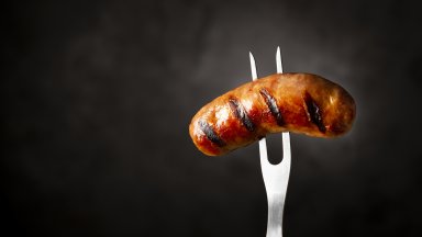 Учени разкриха тайната на хрупкавите наденички