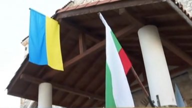 Партийни активисти свалиха украинското знаме от храм в Несебър