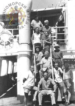 Един от сменените екипи на кораба "Васил Левски" по време на 8-годишната блокада в Суецкия канал