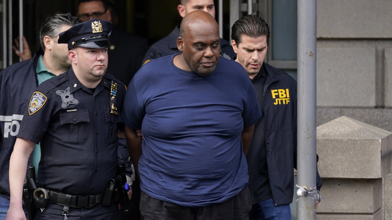 Нападателят в нюйоркското метро обвинен в куп престъпления, чака го доживотен затвор