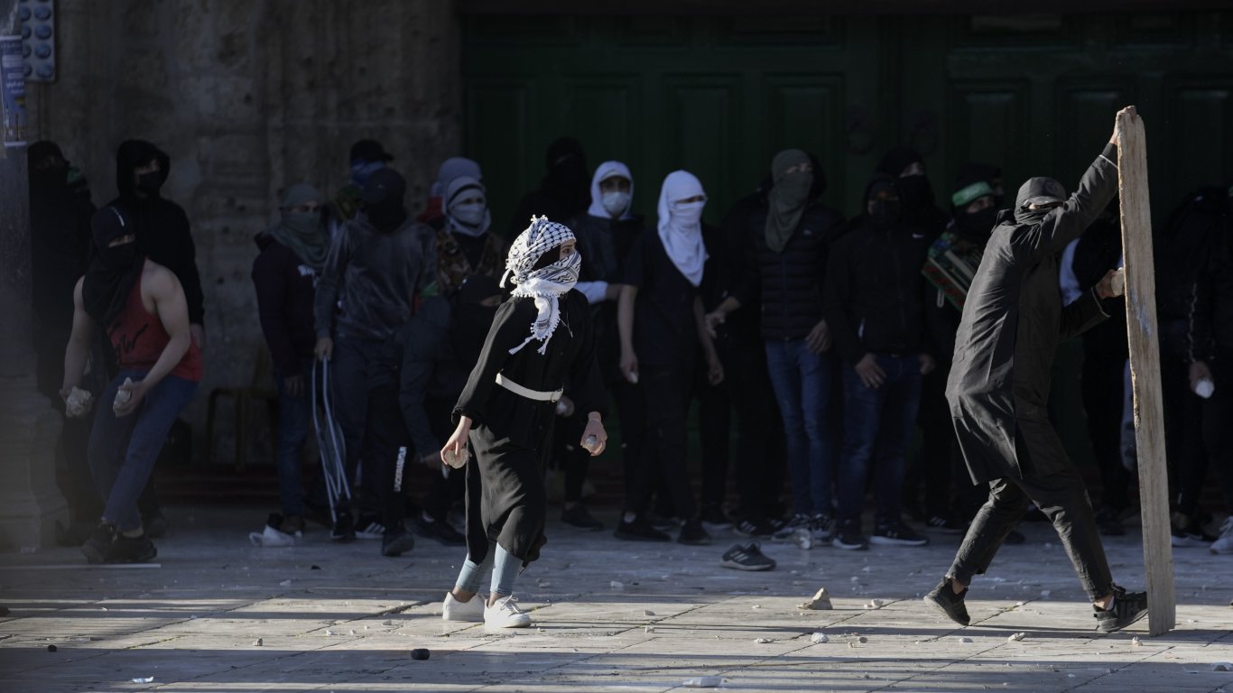 Сблъсък между палестинци и израелската полиция окървави свещено място