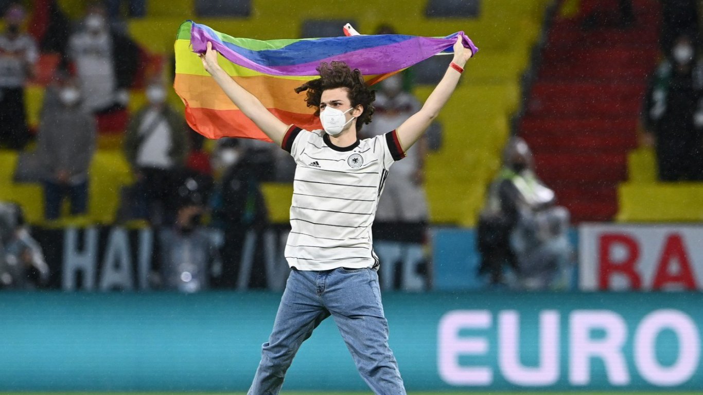 Шеф по сигурността в Катар: Може и да конфискуваме LGBT знамена