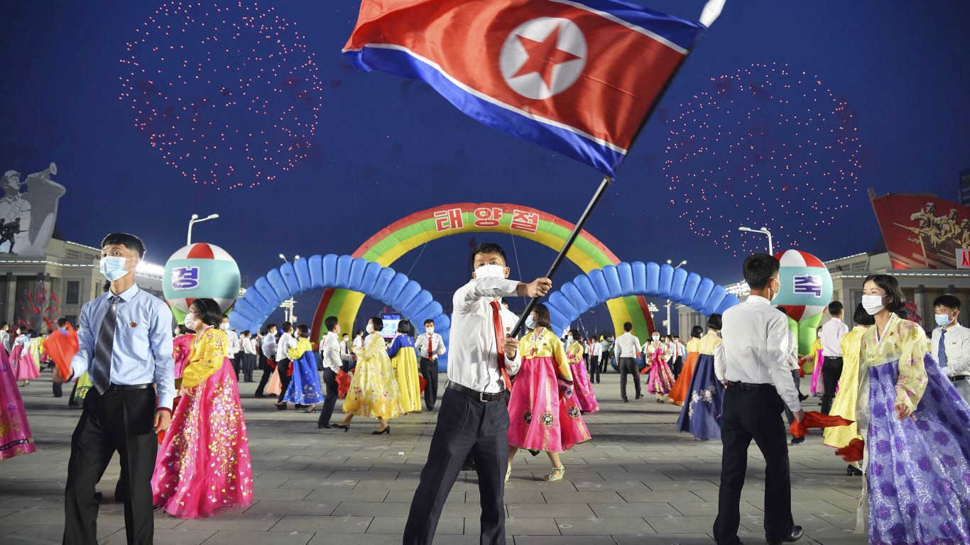 Северна Корея отбеляза ключова годишнина, но без военен парад (снимки и видео)