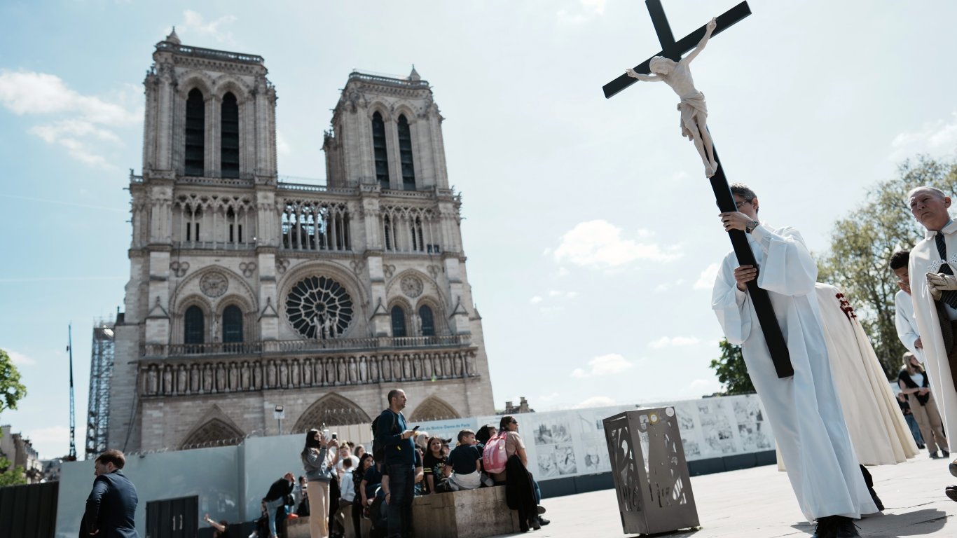 Парижани отбелязват Велики петък вън от "Нотр Дам" 3 години след пожара (снимки и видео)