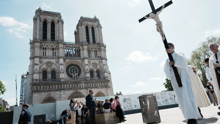 Парижани отбелязват Велики петък вън от "Нотр Дам" 3 години след пожара (снимки и видео)