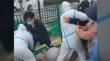 Сблъсъци в Шанхай: Полиция вади хора от жилищата им, за да изолира в тях заразени (видео)