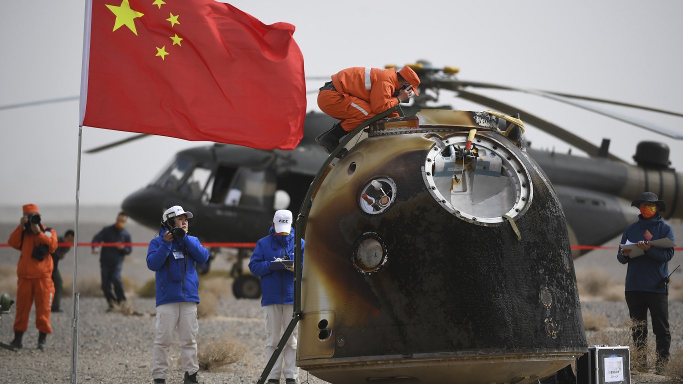 Китайските астронавти се върнаха на Земята след рекордно дългия престой в Космоса