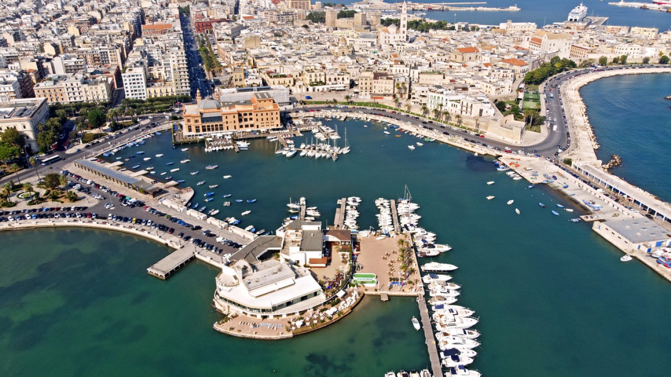 Бари: Разкрийте тайните на пристанищния град