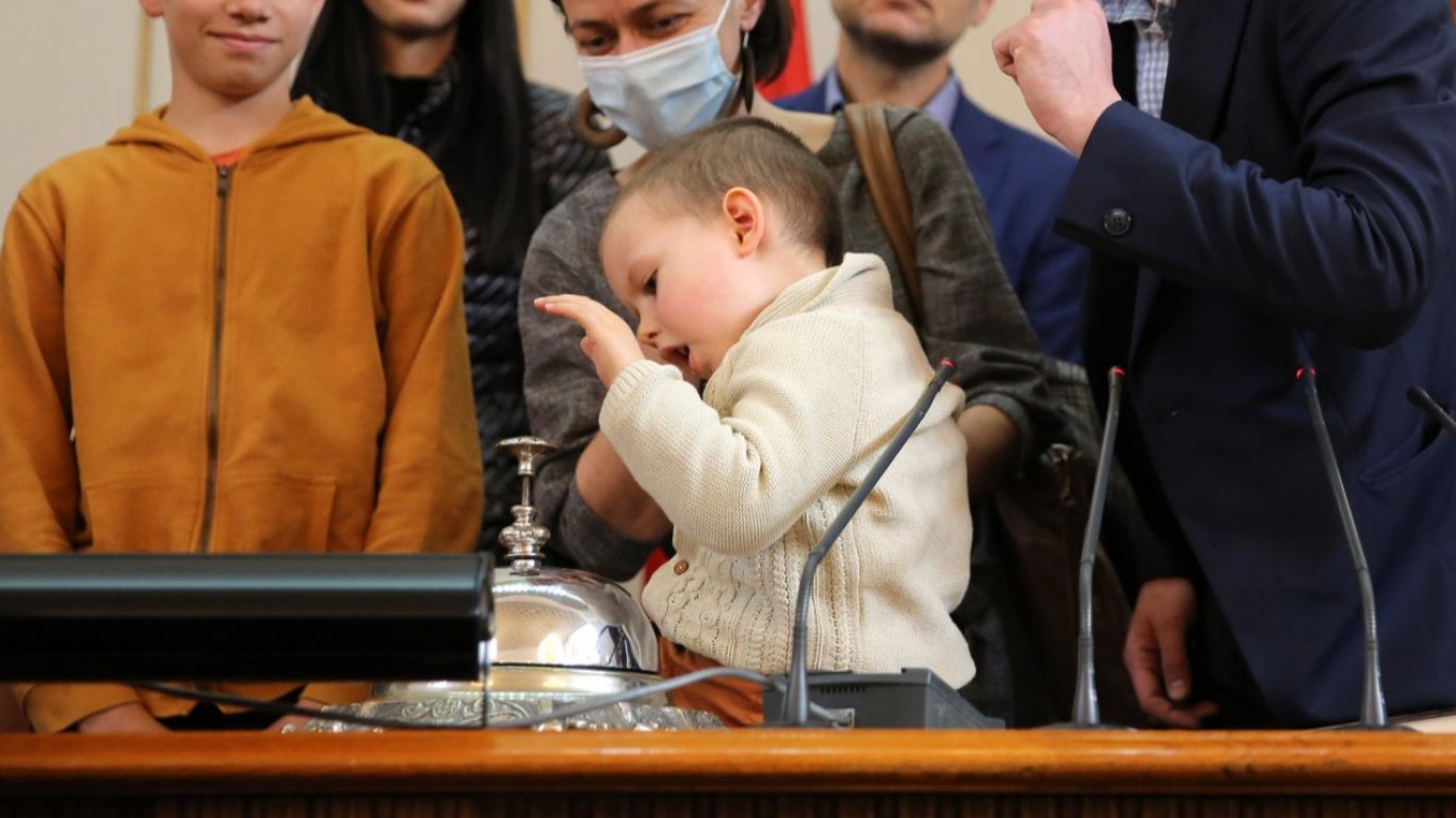 3-годишният Андрей удари парламентарния звънец в Деня на Българската конституция (снимки)