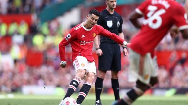 Роналдо избухна с хеттрик, за да върне Юнайтед в битката за Шампионска лига