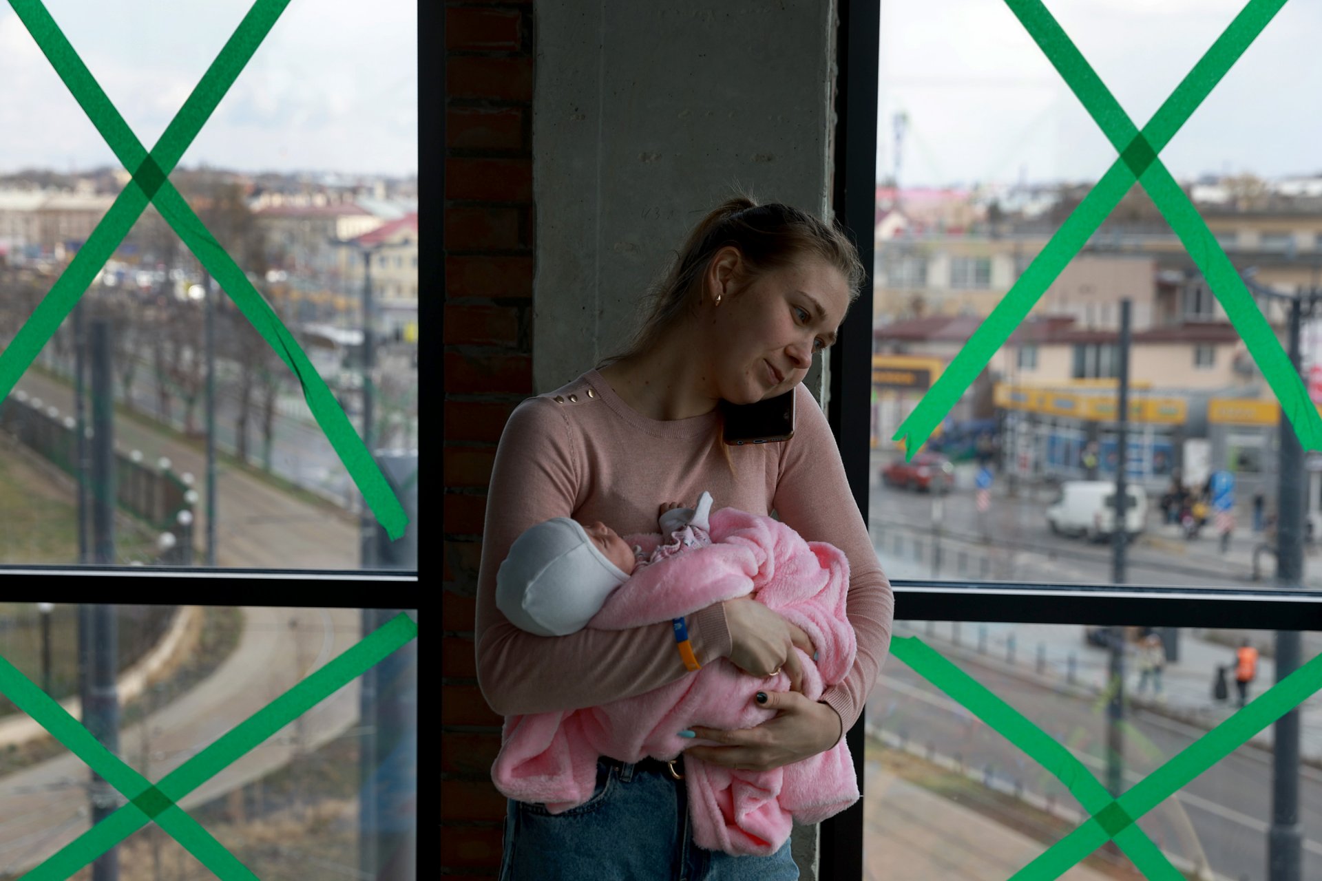Майка и бебе във временен подслон във Лвов