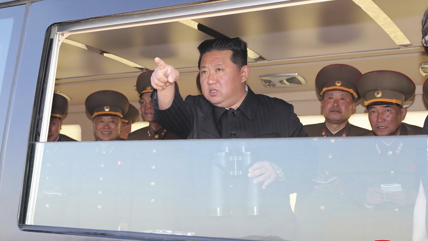 Ким Чен-ун наблюдава изпитание на ново оръжие, което ще укрепи ядрения арсенал (снимки)