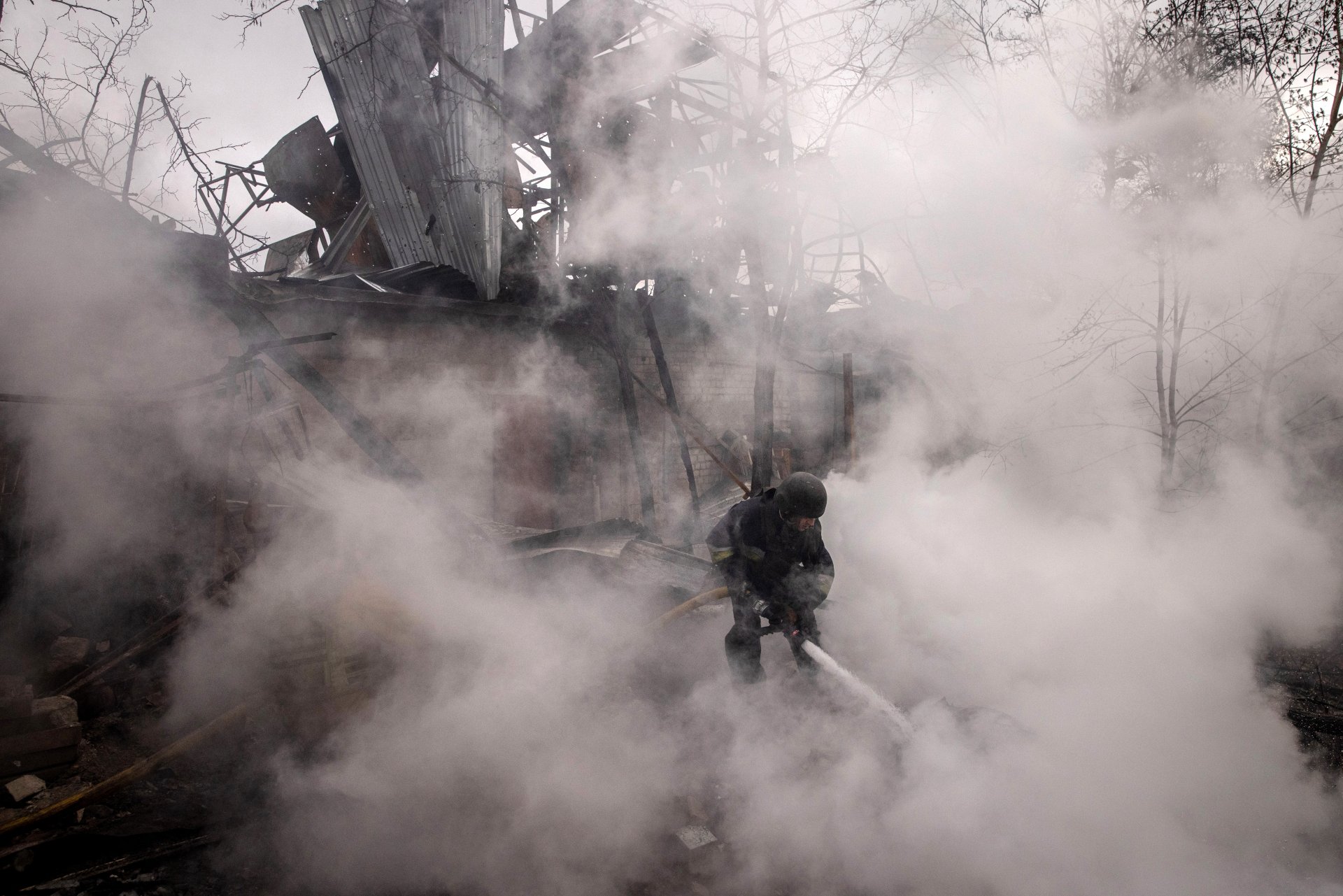 Пожарникат гаси огъня от ракета в Харков