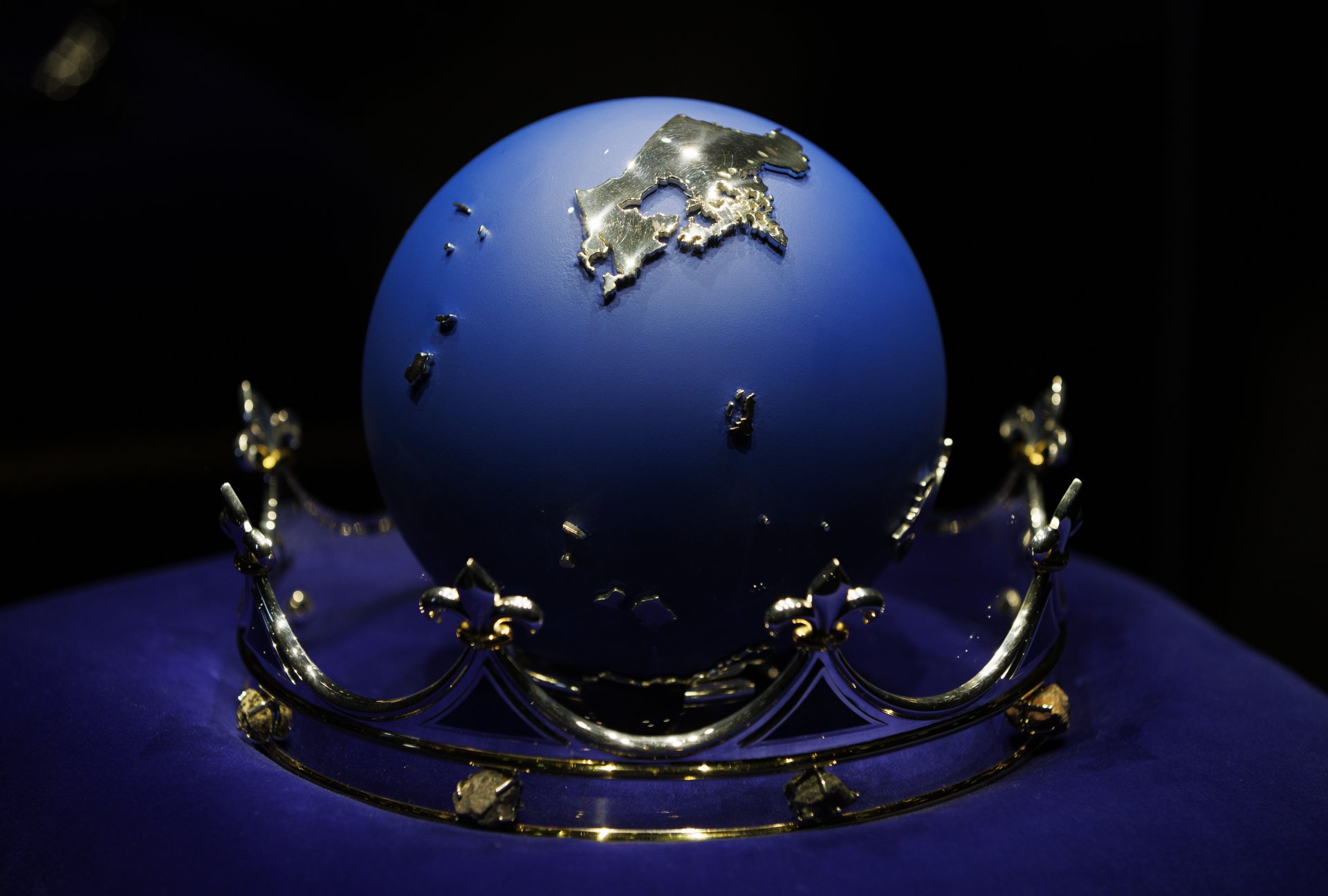 Глобусът е направен с камъни от най-високите върхове в Обединеното Кралство