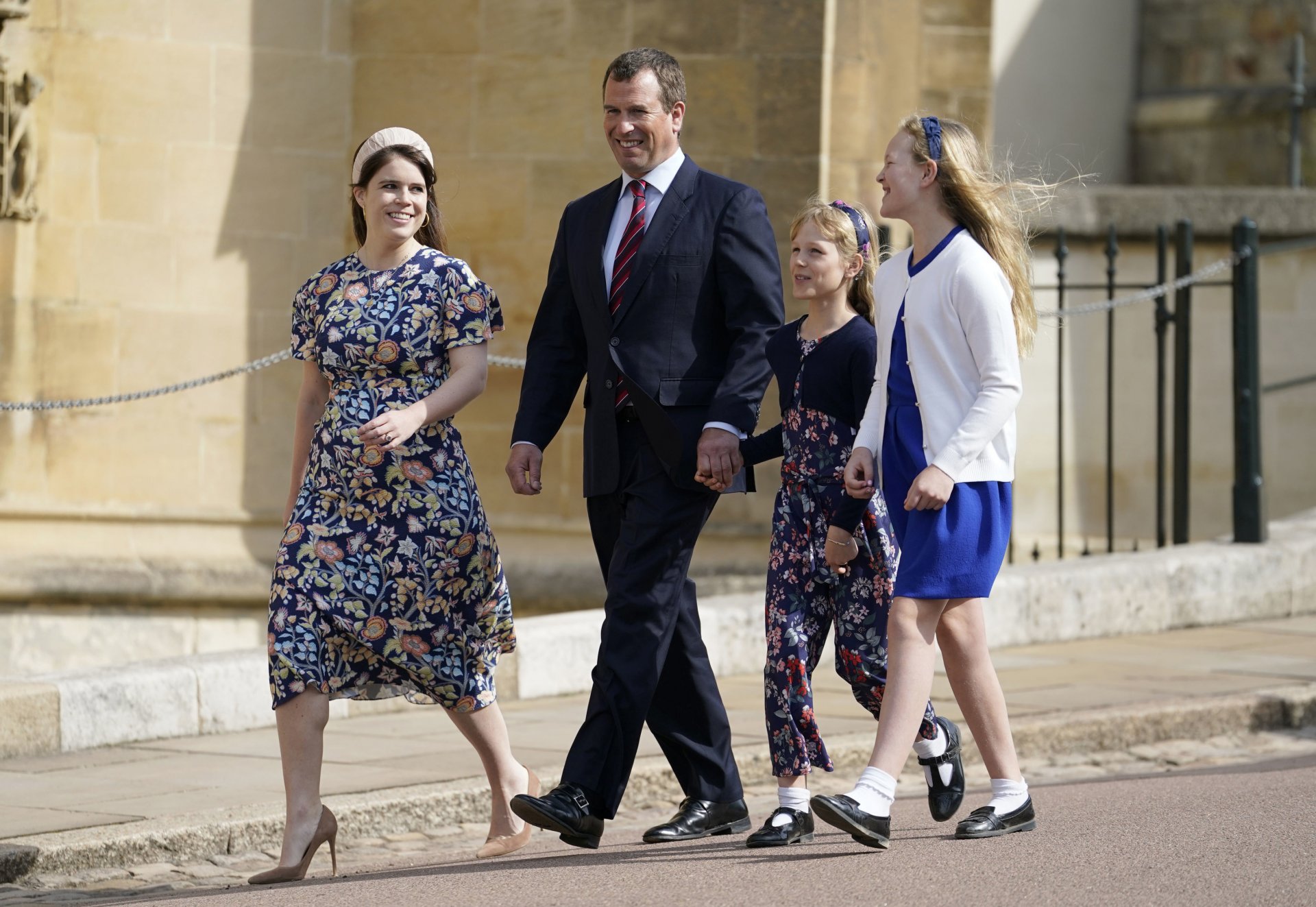 Британската принцеса Юджини, вляво, и Кейт, Питър Филипс пристигат с дъщерите Исла и Савана на Великденската служба в параклиса Сейнт Джордж в замъка Уиндзор