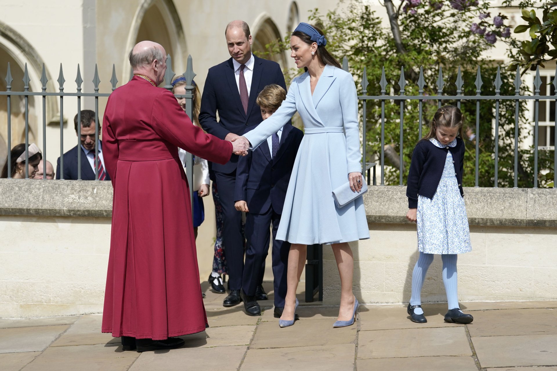 Принц Уилям и Кейт се ръкуват с декана на Уиндзор