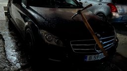 Колата на лидера на "Възраждане" във Варна осъмна със забита кирка