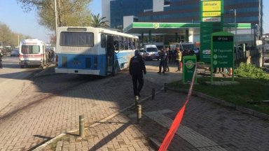 Взривиха с дистанционно автобус на затвора в Бурса, поне един загинал и четирима ранени