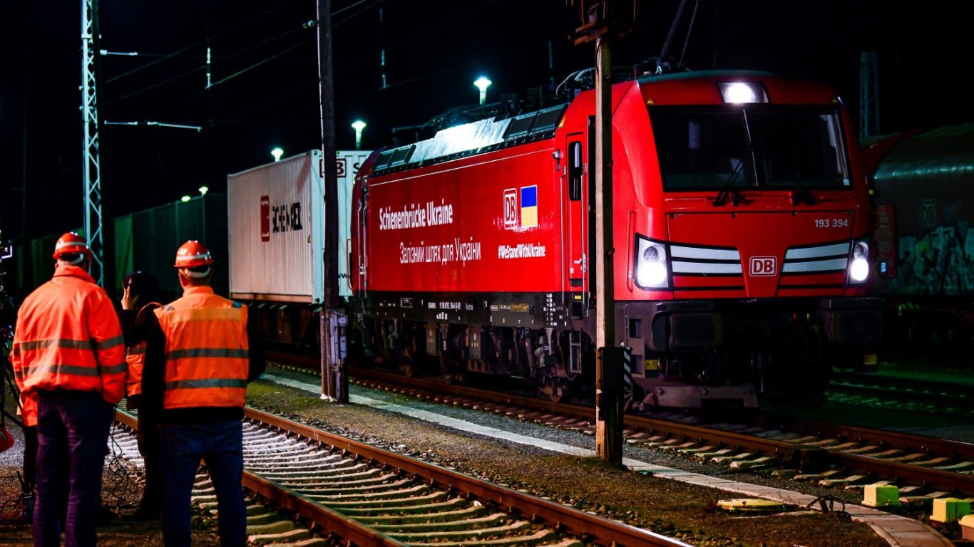 Заради закъснения и отменени влакове: "Дойче бан" наема още 25 000 служители през 2023 г.