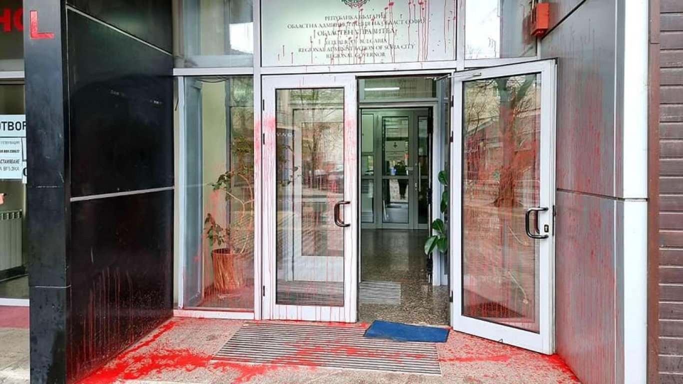 Заляха с червена боя входа на областната управа в София след отказа за "Героите на Украйна"