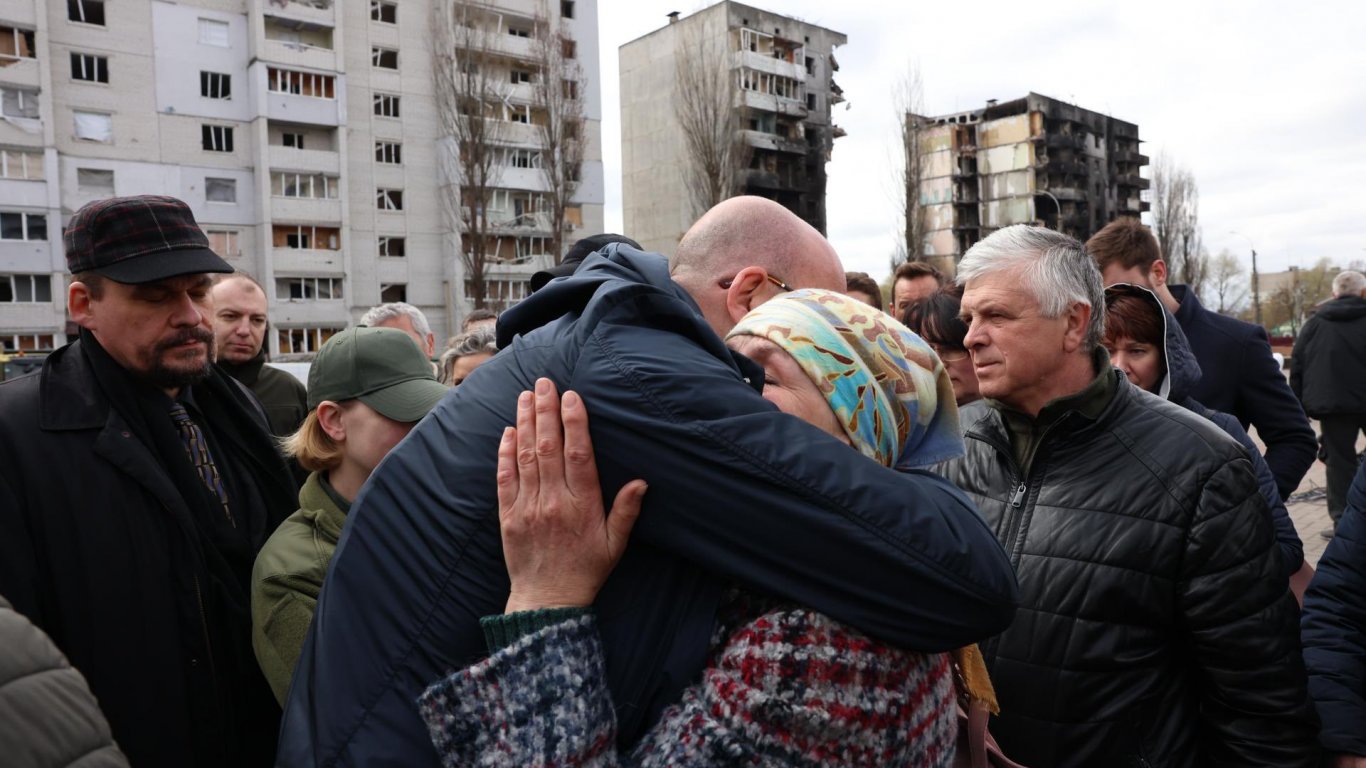 Шарл Мишел прегръща украинци по улиците на опустошения град Бородянка (снимки)