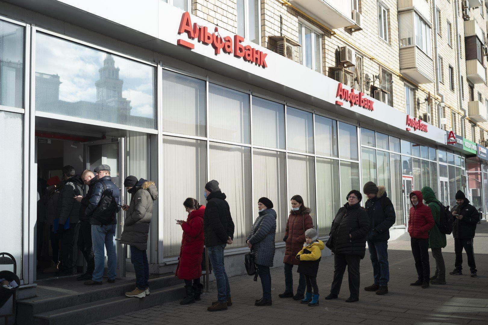 Опашка пред банкомат на Алфа банк в Москва на 27 февруари