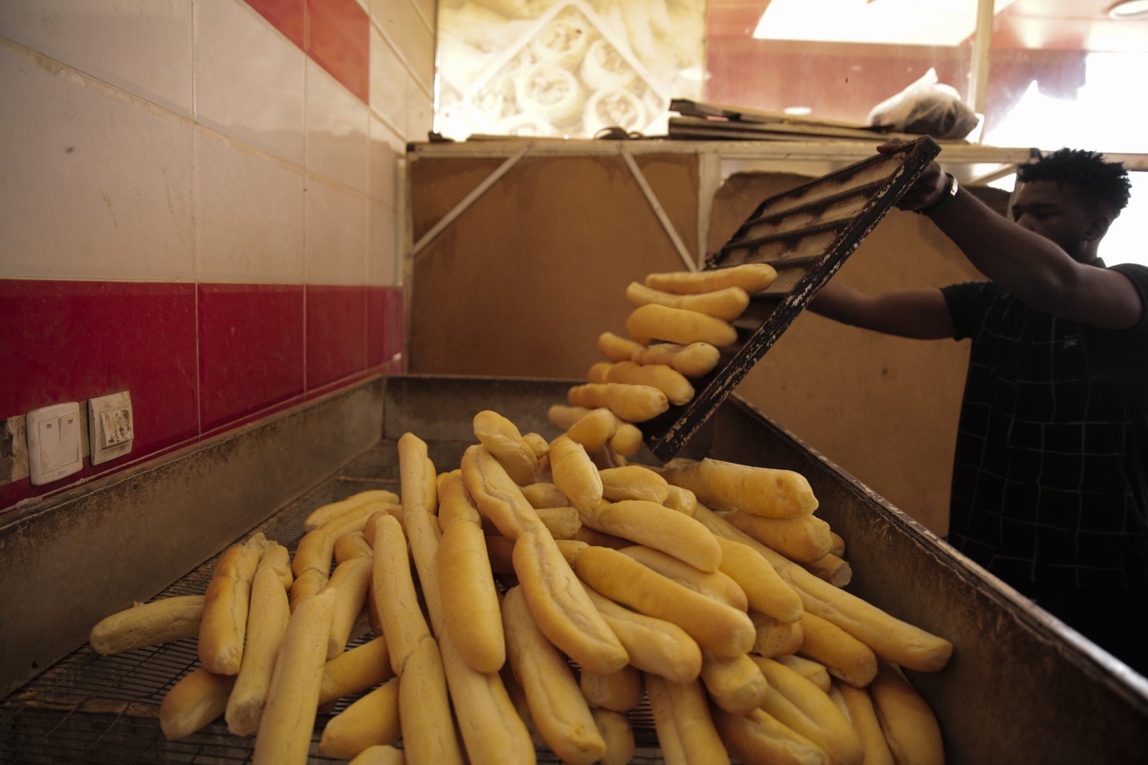 Мъж работи в пекарна в Хартум. ООН предупреди, че повече от 18 милиона суданци, почти половината от населението на страната, могат да се сблъскат със сериозен глад до есента