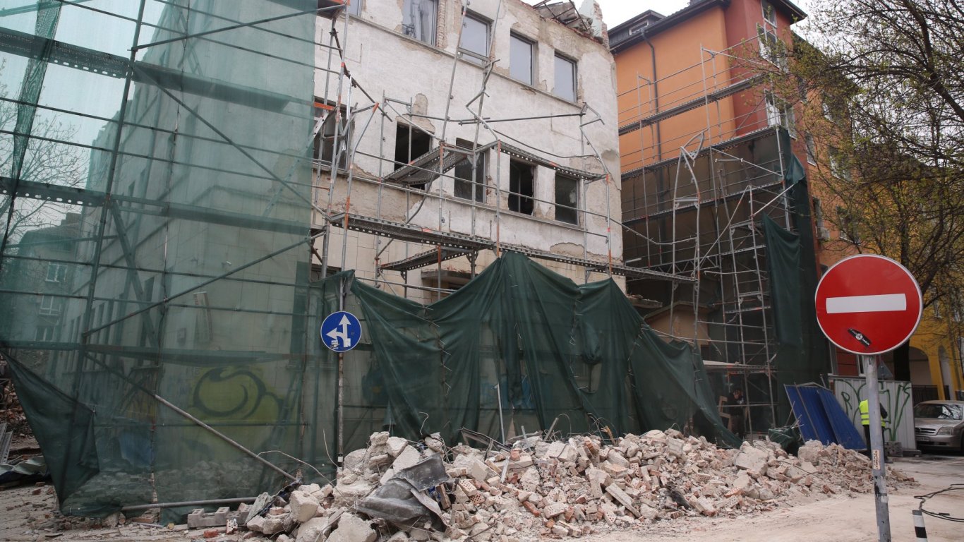 Фасада на сграда се срути на улица в София (видео)
