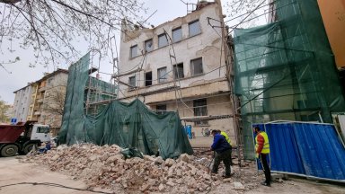 Глобяват строителната компания, бутнала фасадата на сграда в София 
