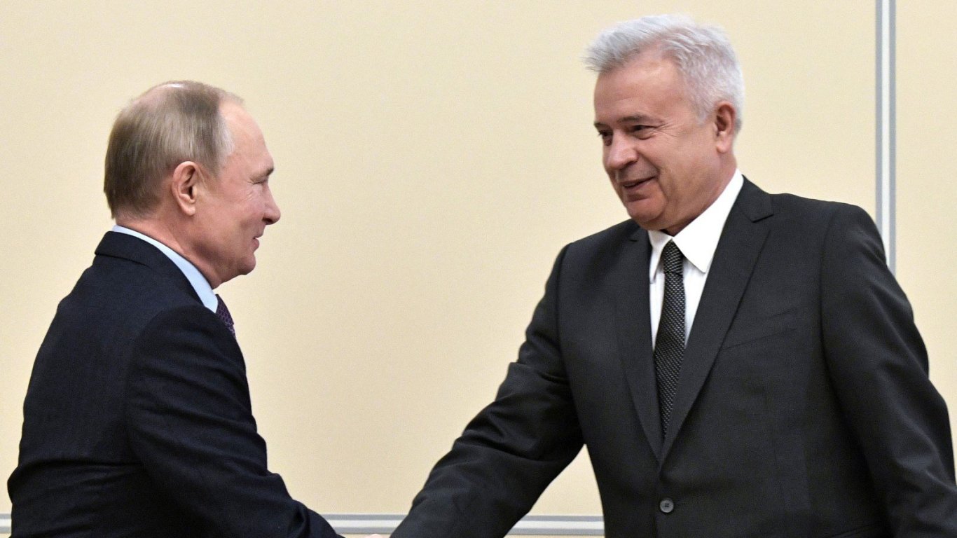 Президентът и основател на "Лукойл" Вагит Алекперов напуска управлението на петролния гигант 